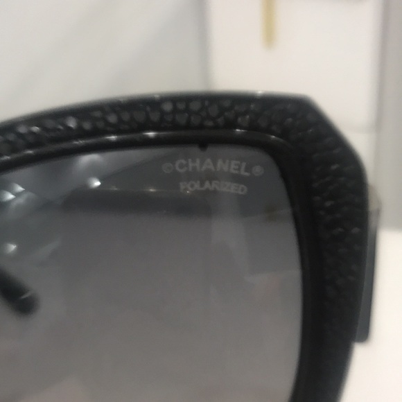 Fabulous Chanel polarized shades! Black and gold perfection! - Picture 6 of 10